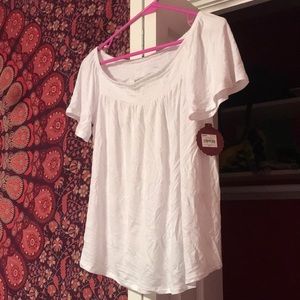 Loose white short sleeve shirt
